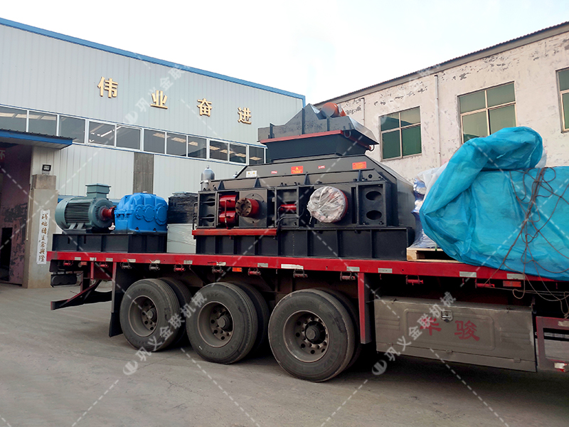 2PGY1200x800鹅卵石液压对辊制砂机发往重庆